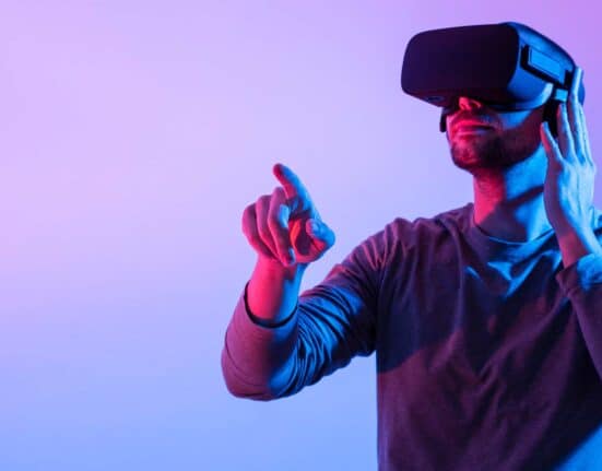 Sony anuncia óculos de realidade mista para quem trabalha com 3D